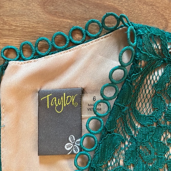 Green lace dress with scalloped neckline- Taylor - Picture 3 of 5